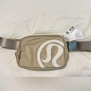 Lululemon everywhere belt bag trench white opal with logo 1L